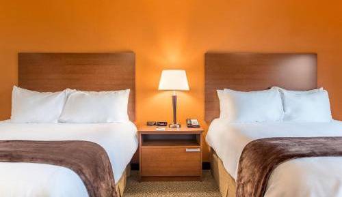 Queen Room with Two Queen Beds - Hearing Accessible