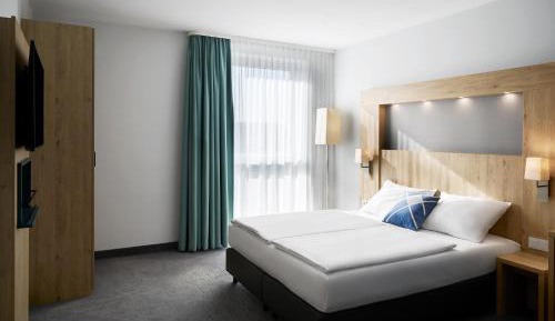 Standard King Room with Street View