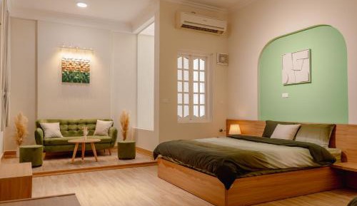 Deluxe One-Bedroom Apartment with Harbor View