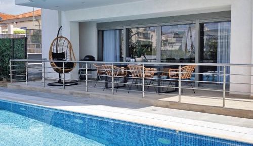 Apartment with Pool View 