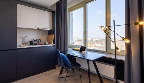 Large Studio with Kitchen