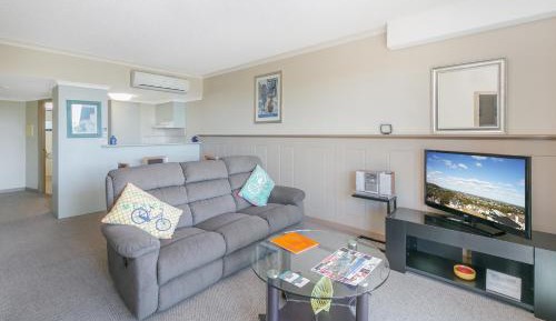 One-Bedroom Apartment with Park View