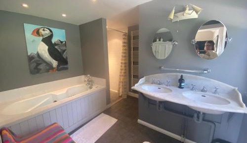 Queen Room with Spa Bath