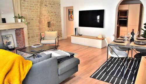 One-Bedroom Apartment with City View