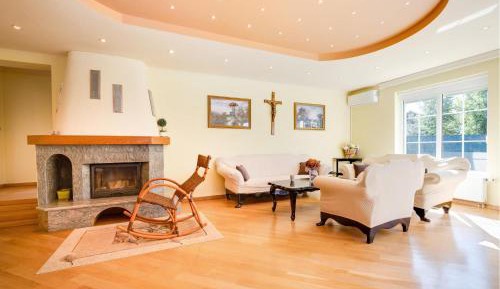 Three-Bedroom Holiday Home 