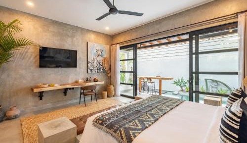 One-Bedroom Apartment with Pool View