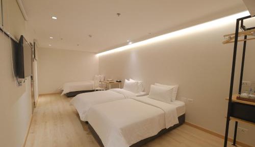 Standard Room with Three Single Beds - Non-Smoking