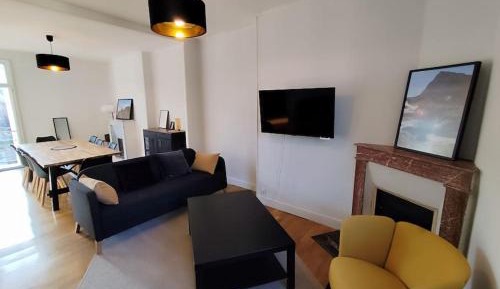 Four-Bedroom Apartment with Balcony 