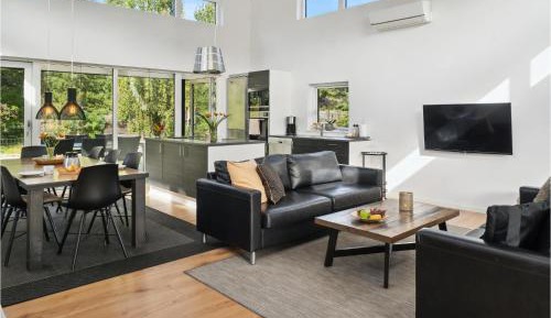 Three-Bedroom Holiday Home 