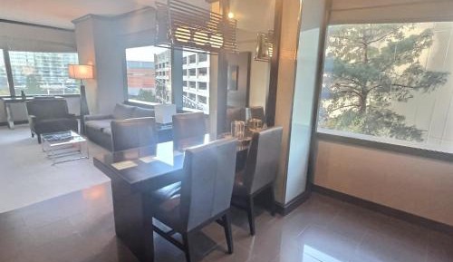 Lower Executive Corner Suite