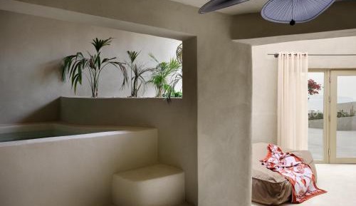 Fοur-Bedroom Villa with Two Private Pools and Caldera View