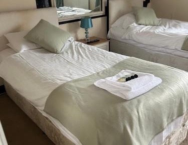 Twin Room with Private External Bathroom