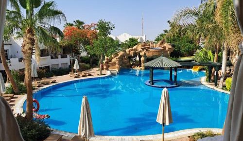 Apartment with Pool View 
