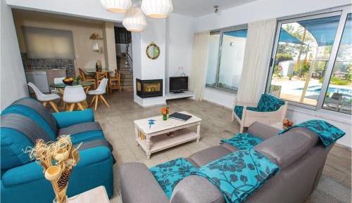 Three-Bedroom Holiday Home 