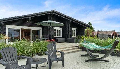 Three-Bedroom Holiday Home 