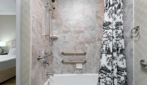 Queen Suite with Two Queen Beds with Bath Tub - Mobility and Hearing Access/Non-Smoking