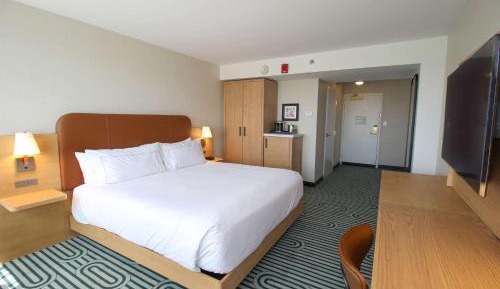 King Room with Bath Tub - Mobility/Hearing Access