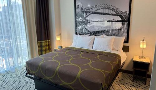 King Room with Mobility/Hearing Access and Roll-In Shower, Non-Smoking