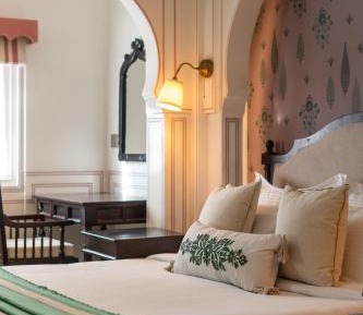 Deluxe Queen Suite