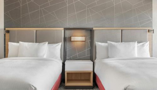Queen Suite with City View