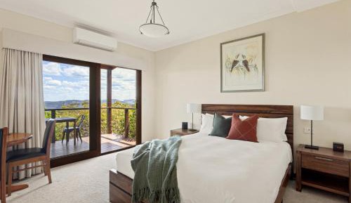 Queen Room with Balcony and Mountain View