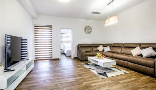 Ten-Bedroom Holiday Home