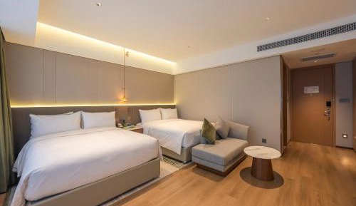Queen Room with Two Queen Beds and Lake View - Alive Room