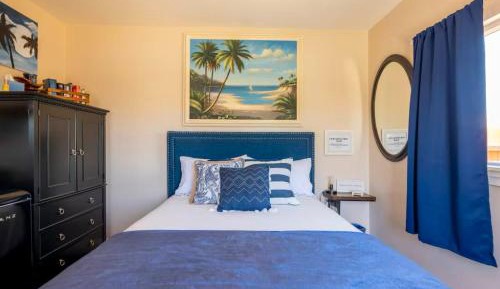 Queen Room with Pool View