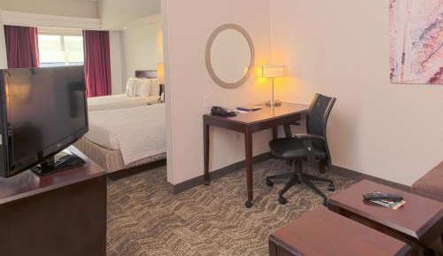 Queen Suite with Sofa Bed - Hearing Accessible
