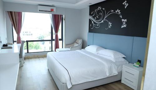 Deluxe Queen Room