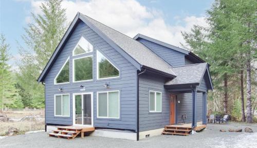 Three-Bedroom Holiday Home 