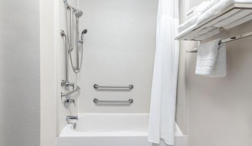 Studio Queen Room - Mobility Accessible with Tub