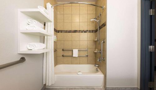 Queen Room with Two Queen Beds and Bath Tub - Mobility/Hearing Accessible - Non-Smoking