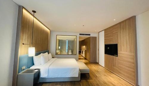 One-Bedroom Apartment with Lake View