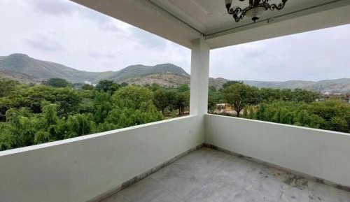 Suite with Mountain View