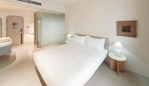 Deluxe Queen Room