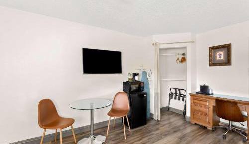 Queen Room with Two Queen Beds and Roll-In Shower - Disability Access