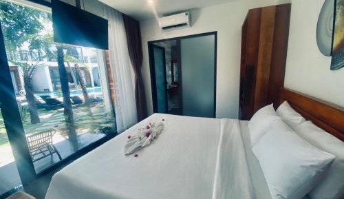 Queen Room with Pool View