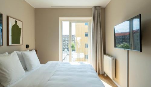 Large Studio with Kitchen and Balcony