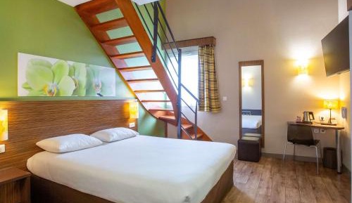Standard Family Suite with One Double Bed and Twin Beds