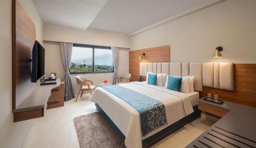This holiday home features a fireplace. Guests will find a stovetop, a refrigerator, a dishwasher and kitchenware in the fully equipped kitchen. The holiday home also comes with a barbecue. The holiday home features a washing machine, a private entrance, 
