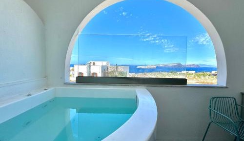 Honeymoon Suite with Private Outdoor Jetted Tub