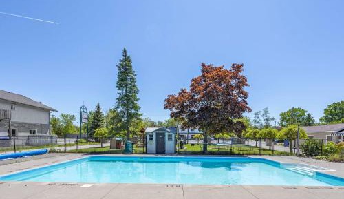 Apartment with Pool View 