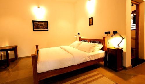 Deluxe Double Room (2 Adults + 1 Child)