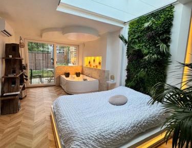 Apartment with Garden View