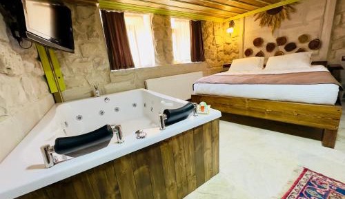 Deluxe Suite with Spa Bath