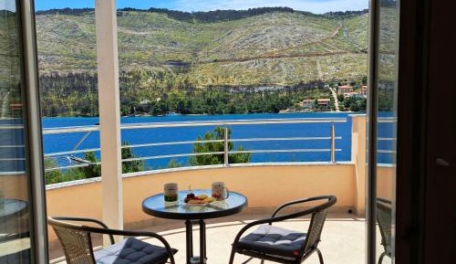 Apartment with Balcony and Sea View
