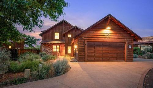 Three-Bedroom Holiday Home 