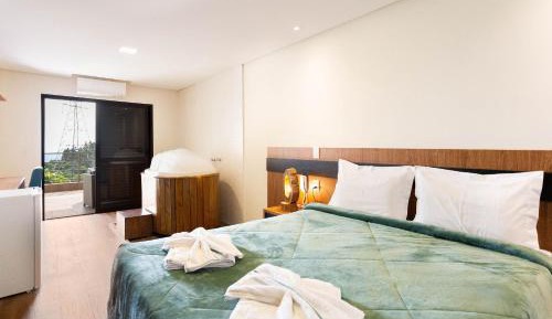 Queen Suite with Spa Bath