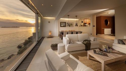 Three-bedroom seafront house with beach area